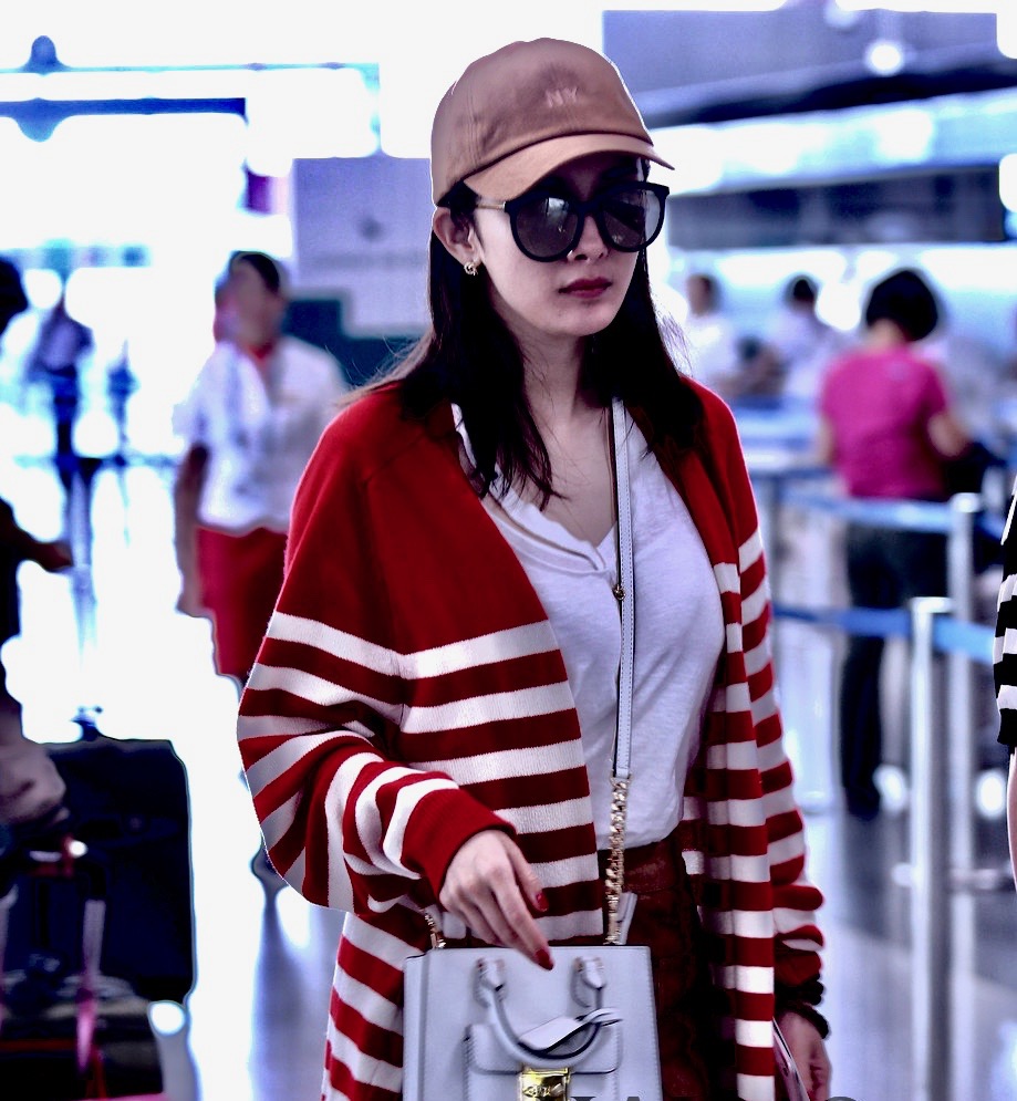 来看机场女王杨幂穿搭 (带货女王杨幂最新街拍造型引热议)