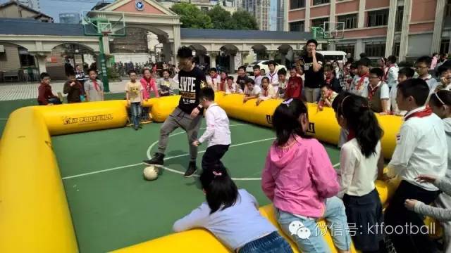 足球比赛小学生入场,少年足球开赛