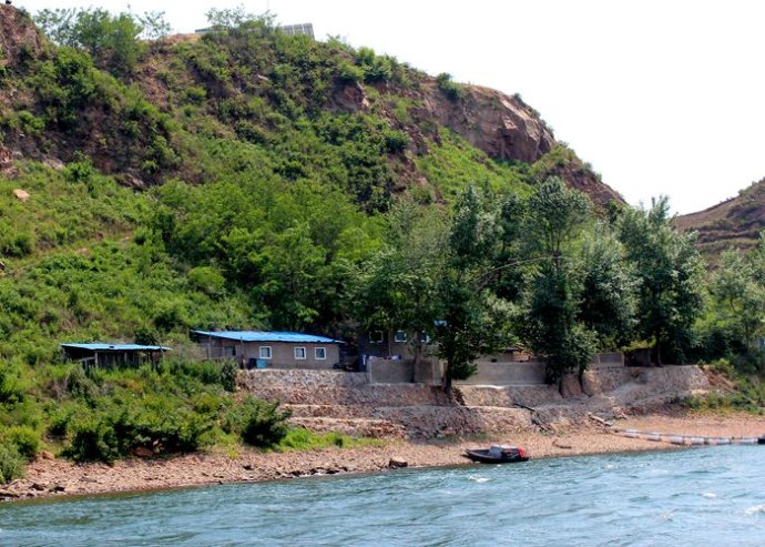 中朝边境美丽的风景,中朝边境桃花盛开的地方