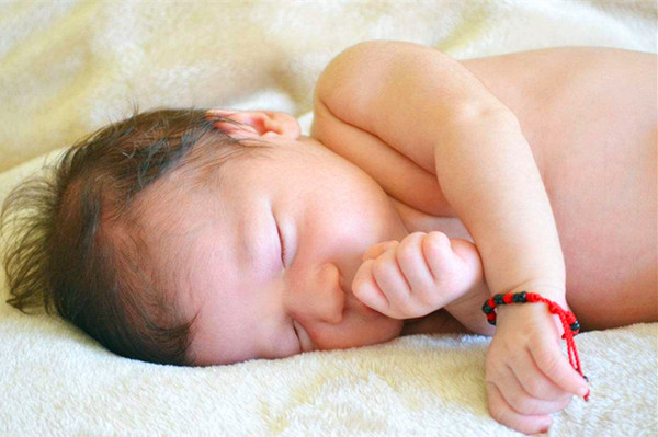 宝宝半夜饿醒了需要喂奶吗,宝宝醒了就喂奶还是饿了喂