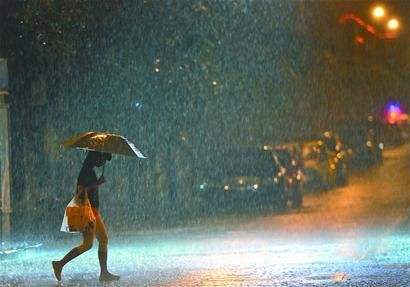 当多愁的春雨滴落在善感的人群，为明天探寻，为活着奔跑