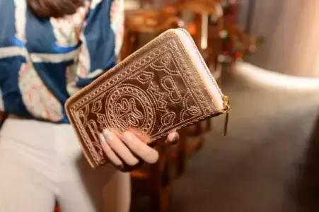 68属猴的用什么颜色的钱包好,1981年属鸡女用什么颜色钱包招财