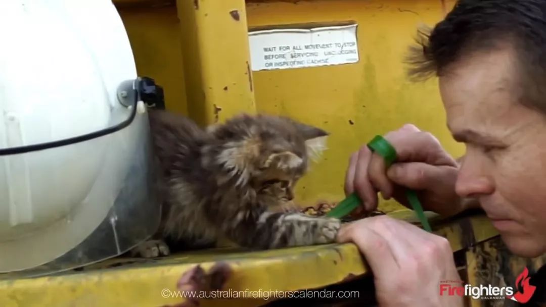 肌肉男和消防员对比视频,中国的消防员肌肉男帅哥视频