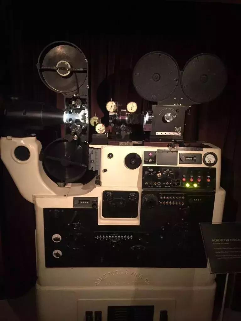 狂欢：当小金人遇上12000杯香槟