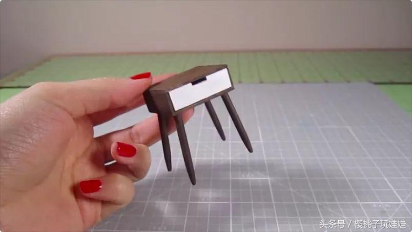 娃娃家床头柜diy自制,手工制作床给芭比娃娃的