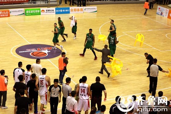 篮球打架冲突群殴朱芳雨完整版,山东篮球群殴