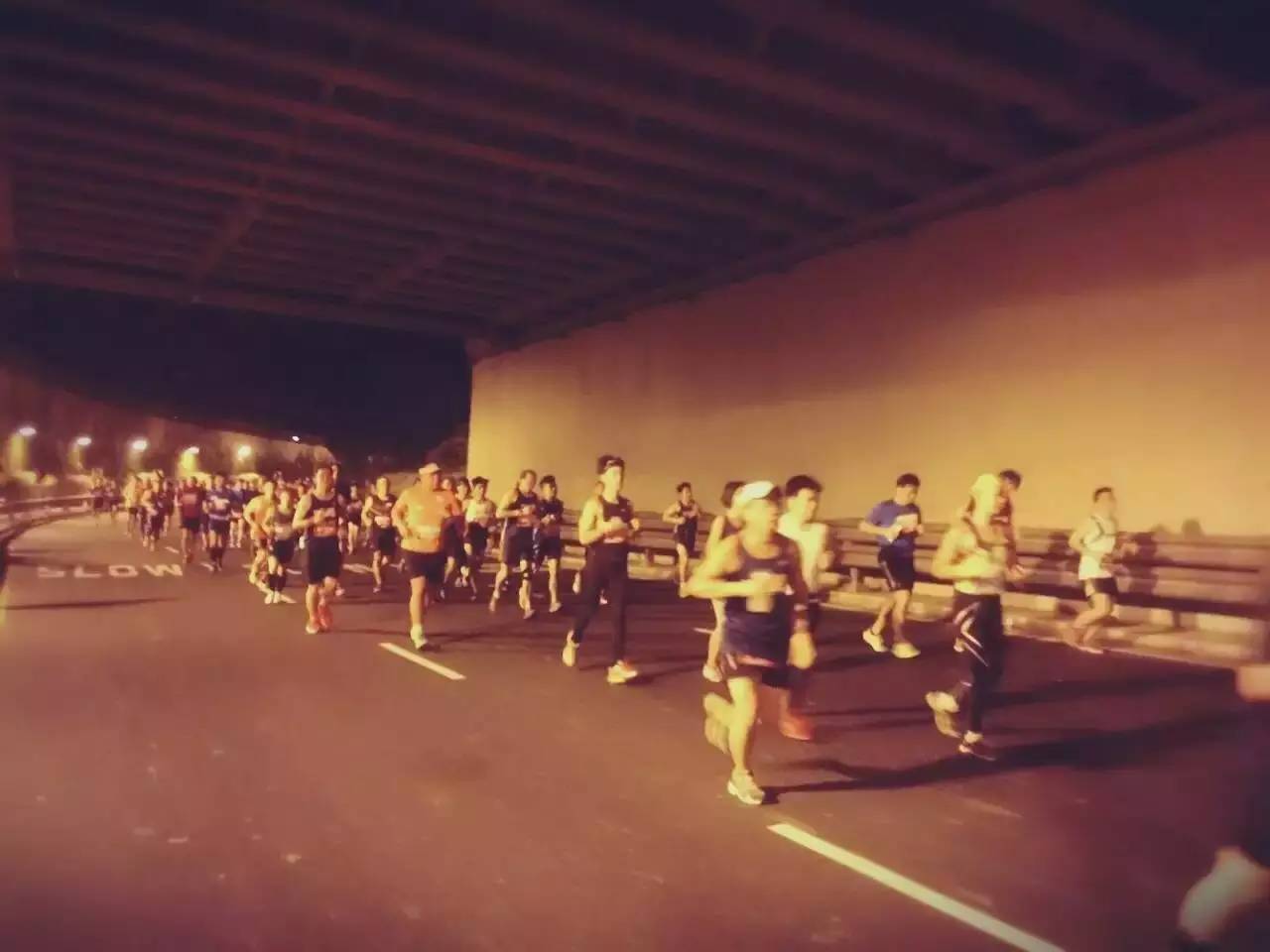 跑出一腿痱子热到炸裂!就这么铭记了新加坡日落马拉松的最美日出