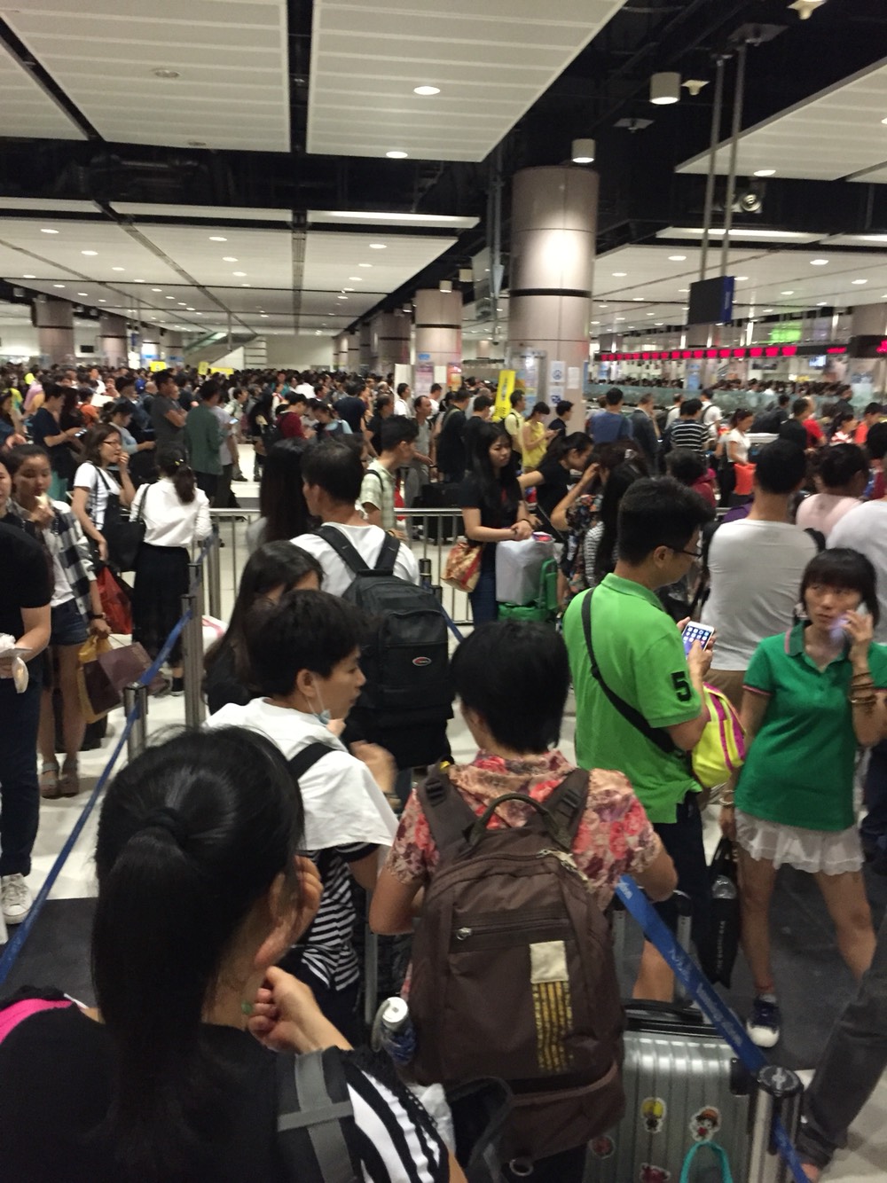 水客*警袭**?民警大喊救命!福田口岸昨晚闹翻天了……