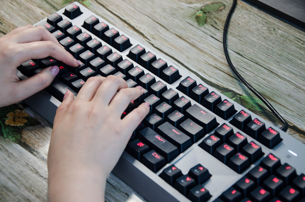 红轴机械键盘和普通键盘区别,机械键盘和机械轴键盘