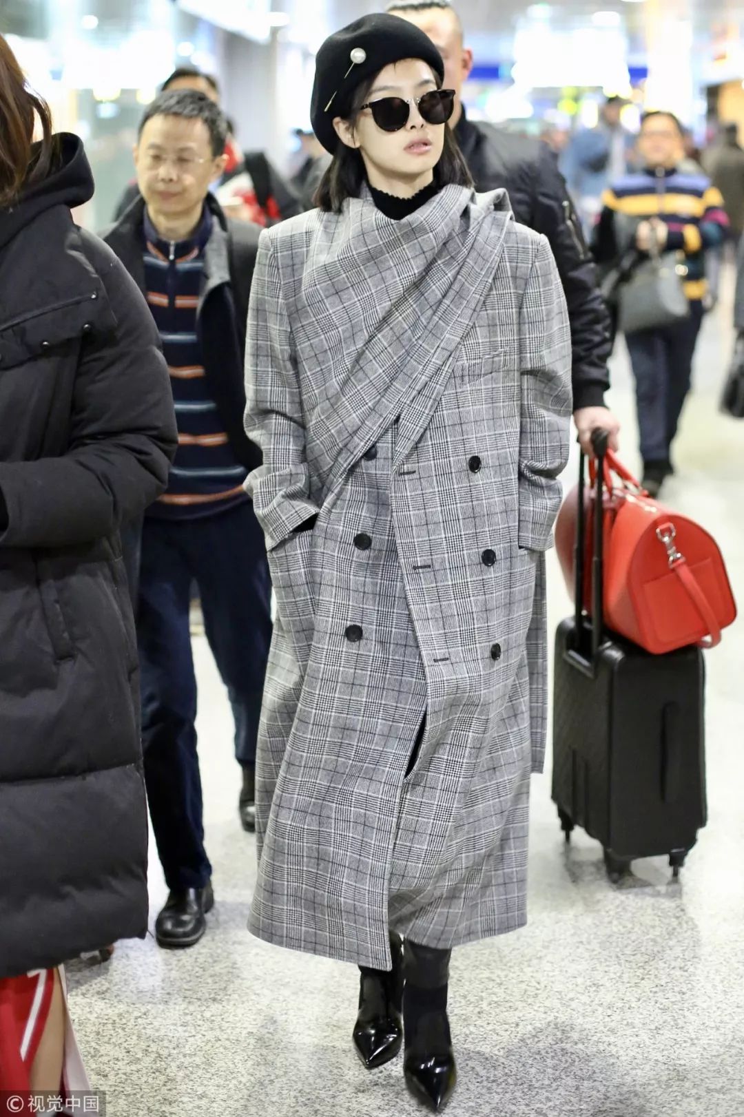 把自己变成“200斤壮汉”的超大风衣,真的好看吗?