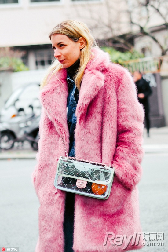 穿上透明PVC秒变“塑料姐妹花”从此阴天下雨都不怕