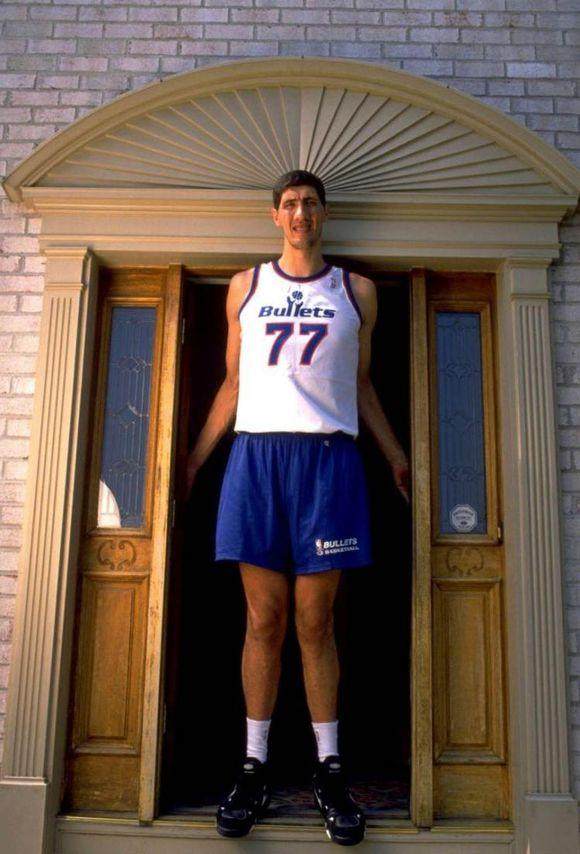 篮球最高的巨人姚明,世界上最高的人姚明身高多少