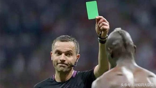 球场上相互鼓励,球场上球迷团结瞬间