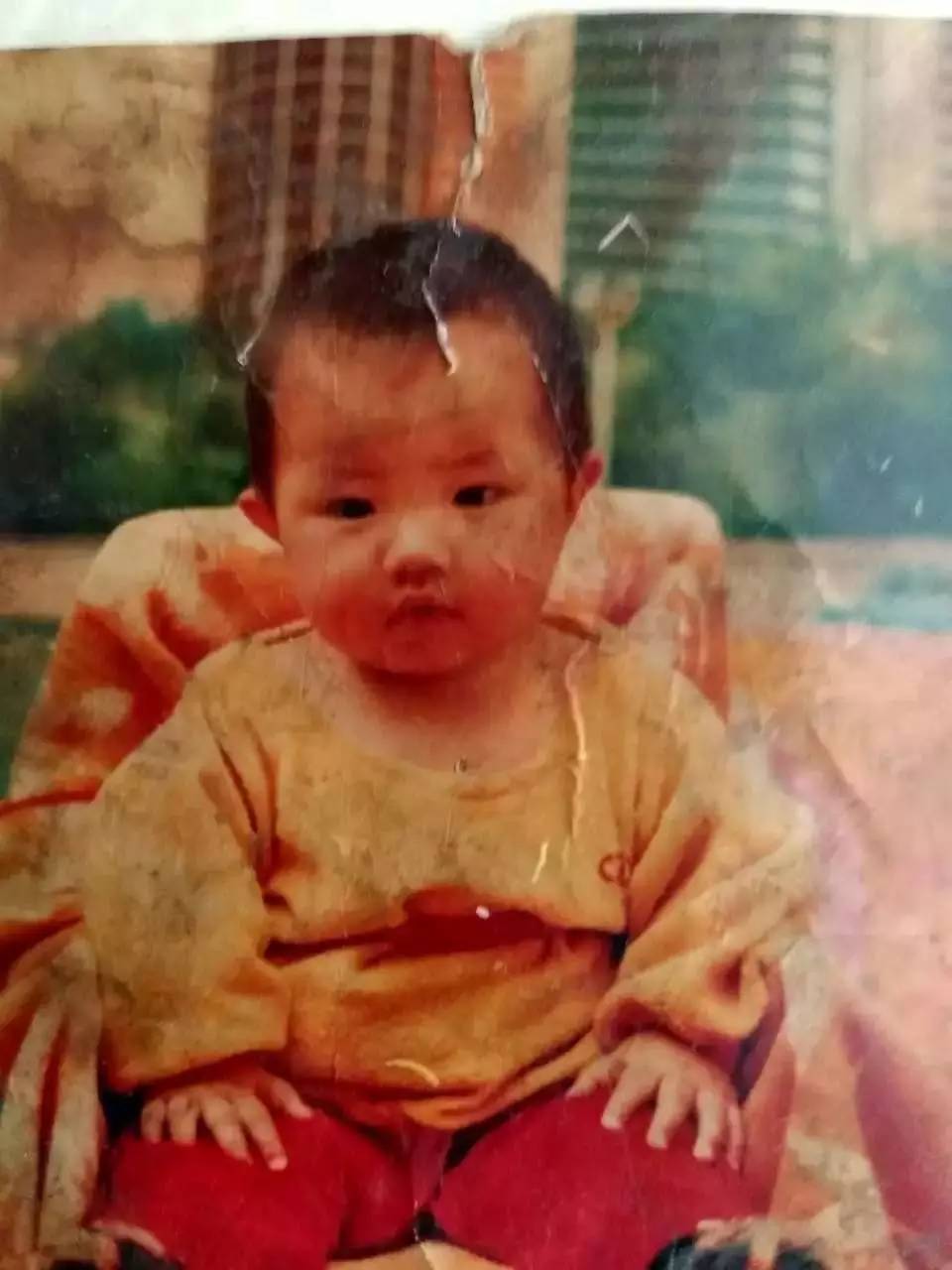 据说小时候都会有一张照片，让你紧张得尿了