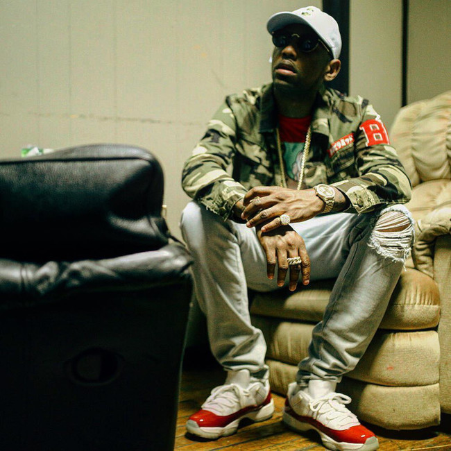 白色NMD、AJ简直防不胜防！看看Icon们夏天爱穿的小白鞋