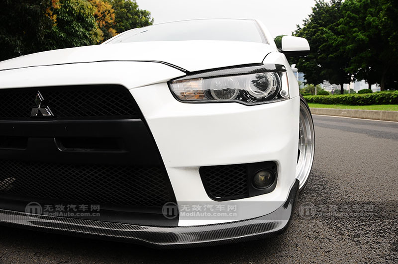 穿梭于繁华都市演绎着专属的姿态翼神