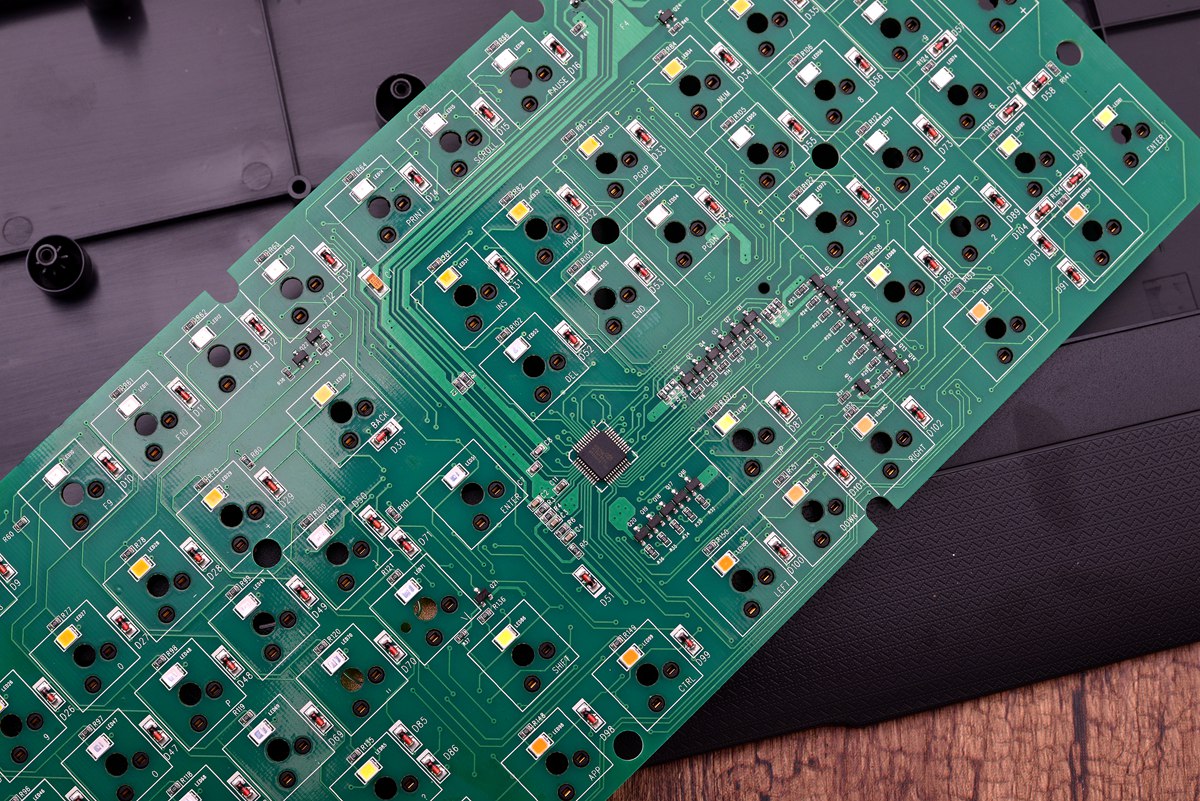 可换轴机械键盘走向2.0时代，E元素三防机械键盘对比拆解