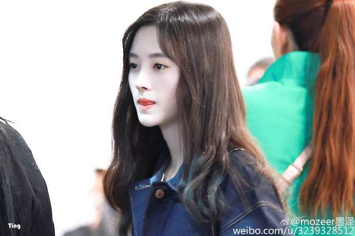 鞠婧祎上过几次微博热搜,鞠婧祎淡妆接受采访上热搜