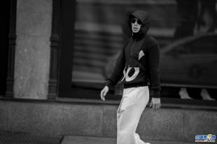 杨祐宁化身“纽约客”现身美国街头引围观