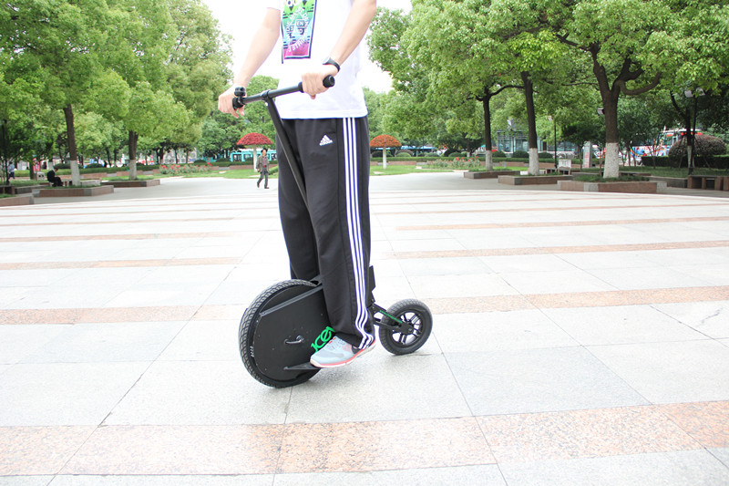 站着开车也很酷即酷立行电动车全体验