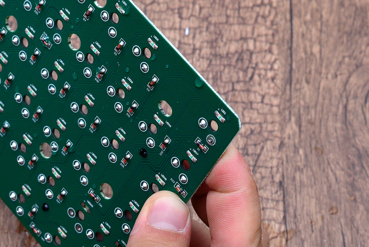 可换轴机械键盘走向2.0时代，E元素三防机械键盘对比拆解