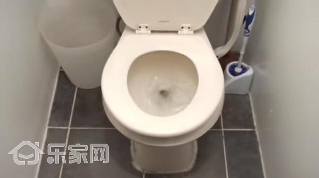 她不小心把泡腾片掉进洗手盆,家人竟然还连连赞好!