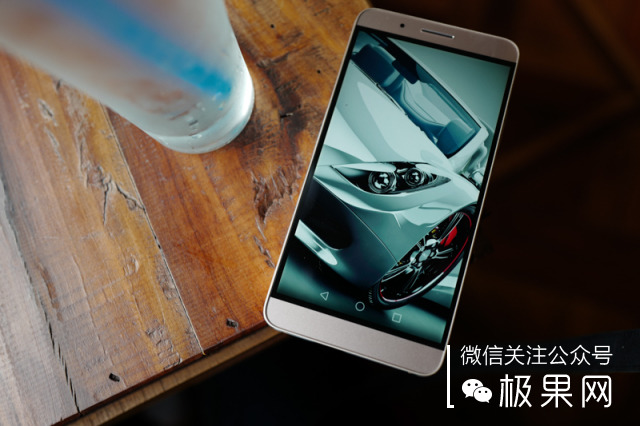 荣耀的这个电话充满心机，镜头竟可以翻转180°