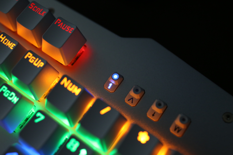 流动于指尖的神器-狼蛛收割者机械键盘入手体验（黑轴混光版）