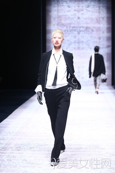 陈慧琳长腿出席活动坐姿,陈慧琳跳舞现场版露脐装