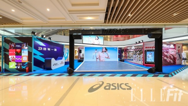 江疏影穿酒红色出席活动,江疏影穿李宁鞋子2019