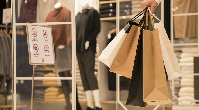 你微信里的学生“港代”，都是如何月入上万的？