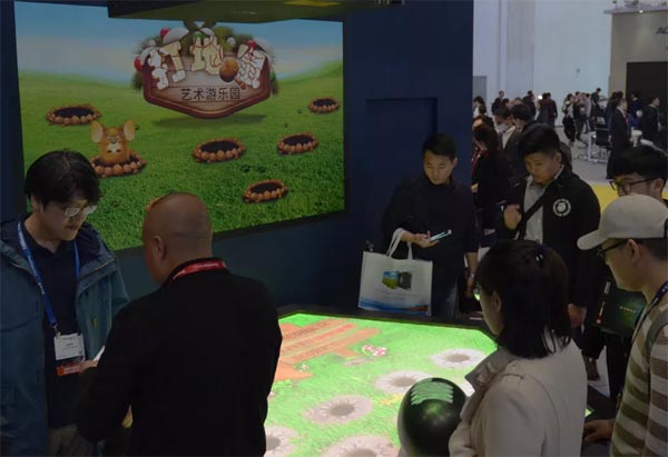 infocomm2018激光投影仪,日立高清短焦投影机