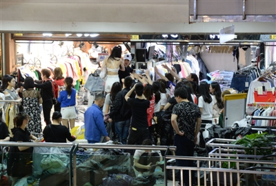 九龙广场“穿版模特”当众试衣10多秒换1套衣服月入过万