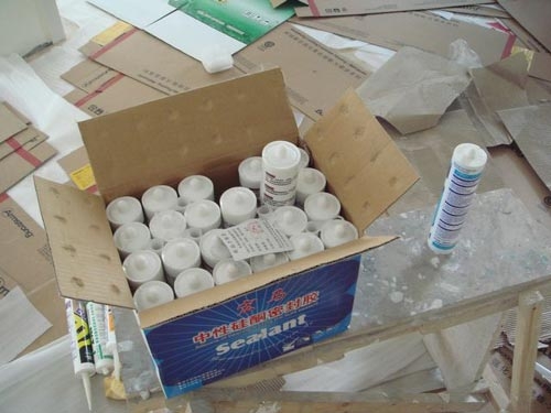 最简单的去除玻璃胶的方法,玻璃胶如何去除小窍门不用除胶剂