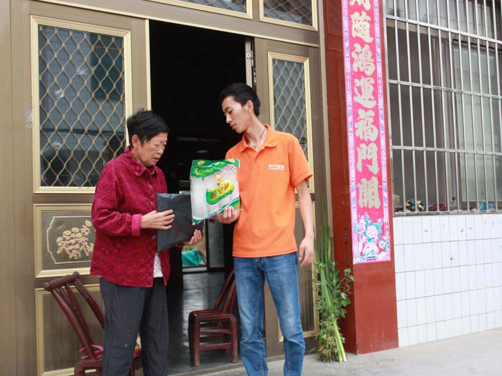 竹溪农村淘宝站为村民淘回第一辆小汽车