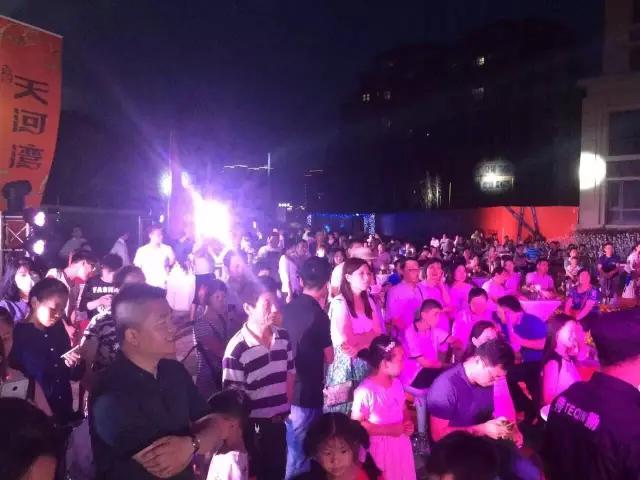 星空玫瑰首映爆棚!开封万人空巷!