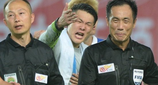 曝前中超金哨谭海被带走,谭海争议判罚