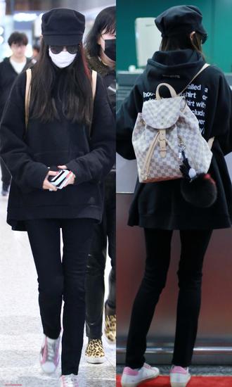 男人看手腕，女人看背包，时髦范要怎么装一个双肩包就能搞定！