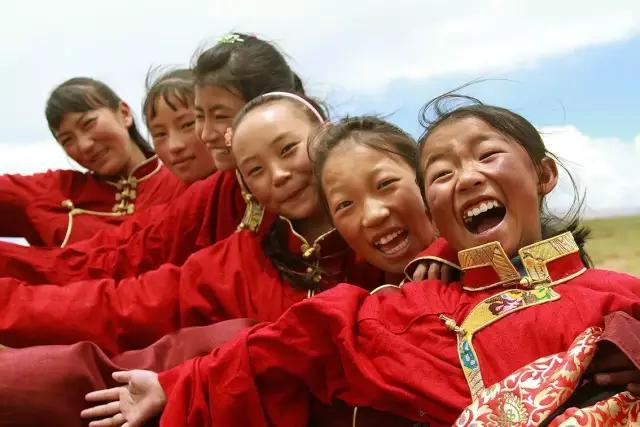 他有无数的旅行故事，还在拉萨开了家书店，收藏了上万部文艺电影