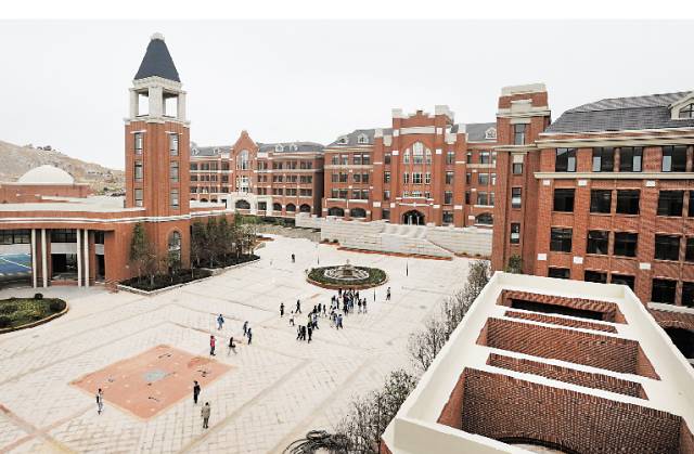 天呐青岛新九中“燃爆”了！英伦范儿、德国标准球场、配有西餐厅比老校区大了5倍！