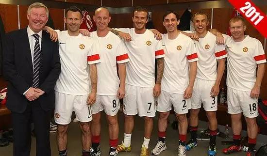 他们就这样坐在那条叫做青春的河流两岸相互看着对方