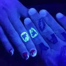 荧光纹身与鸽子血纹身,炫酷的荧光纹身