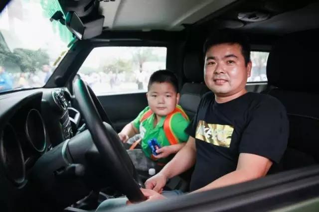 神州专车9·3阅兵车开到重庆，不少市民上车体验