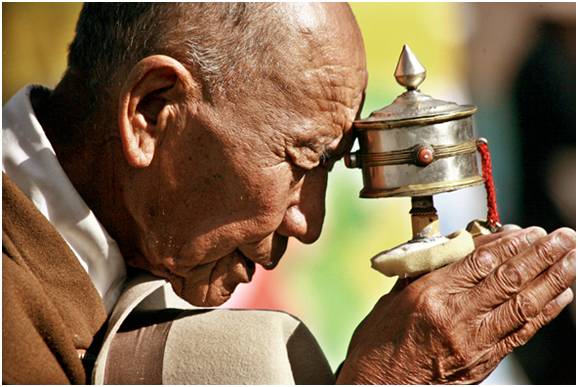 他有无数的旅行故事，还在拉萨开了家书店，收藏了上万部文艺电影