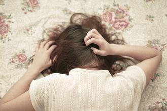 她照顾醉酒的他，半晚发生的事情令她后悔不已