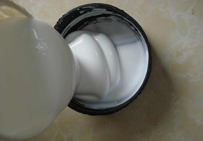 白乳胶能粘马桶底边吗,白乳胶是用来粘什么材料的