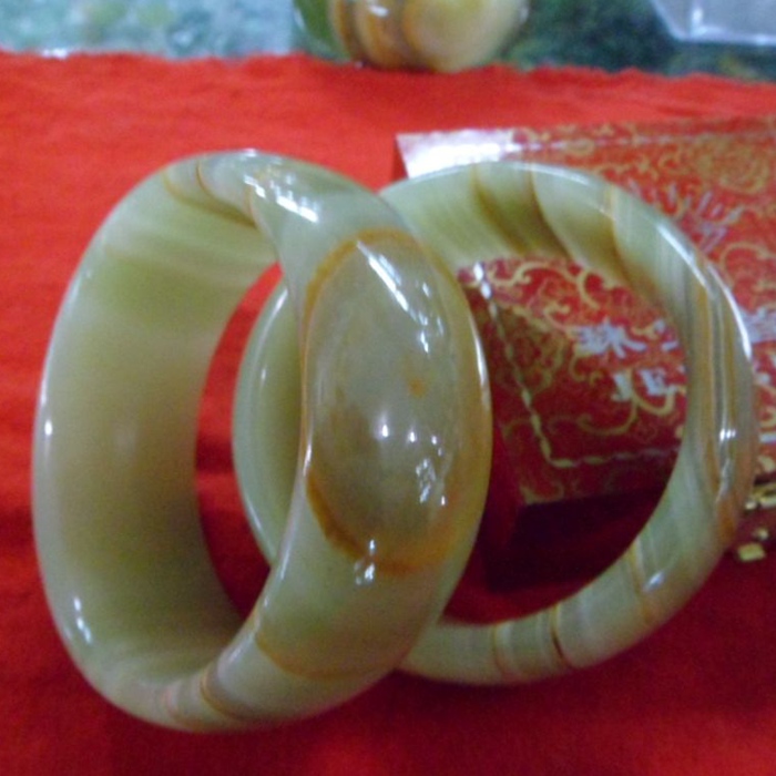 和田玉手镯常见的以假乱真把戏。