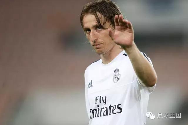 绝对巨星齐达内完整版,天下足球绝对巨星莫德里奇