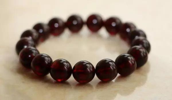 抚顺琥珀血珀好还是蓝珀好,琥珀蜜蜡哪种有收藏价值