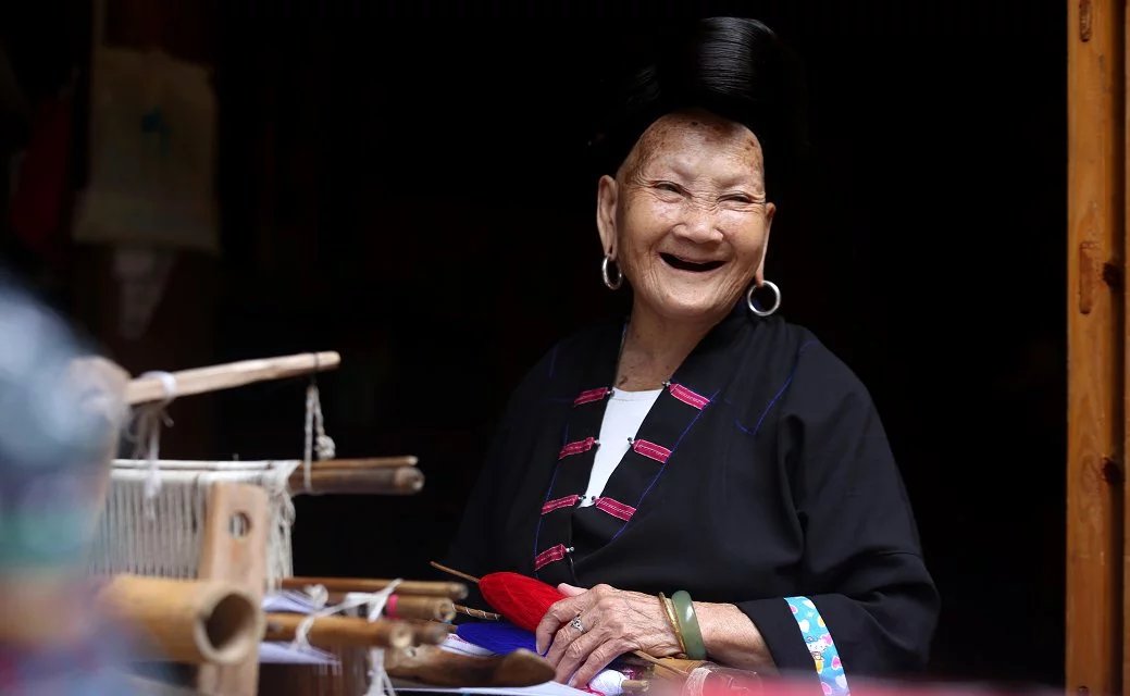 长发村红瑶淘米水洗发水直播,天下第一长发村用什么洗头发